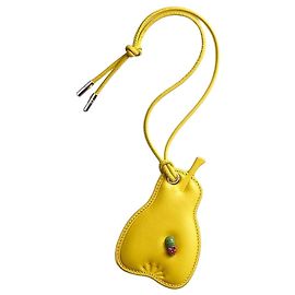 Dior Coppia di charm per borsa in vitello giallo Giallo