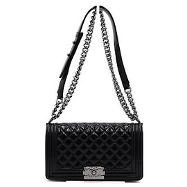 Chanel Borsa a tracolla e spalla Boy Medium Flap in vitello verniciato nero con catena argentata Nero