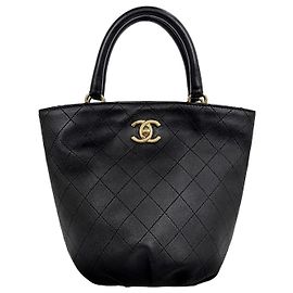 Chanel Série de malas bucket em pele de vitelo com pega de corrente acolchoada Preto
