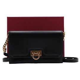 Salvatore Ferragamo Mini bolsa de ombro e tiracolo em pele de vitelo preta com fivela Gancini Preto