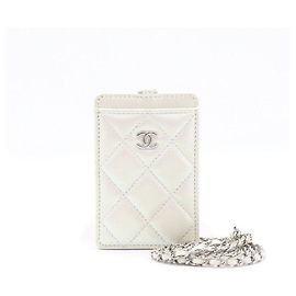 Chanel Tarjetero enrollable Coco Neige Pearl White con cadena de collar Blanco