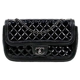 Chanel Bolso de hombro con cadena de charol negro Negro