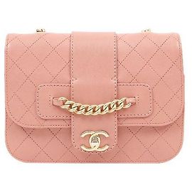 Chanel Bolsa de ombro rosa acolchoada com aba e corrente Rosa