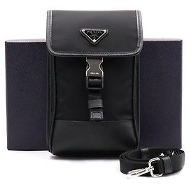 Prada Funda para móvil bandolera de Re-Nylon Saffiano con logotipo triangular Negro