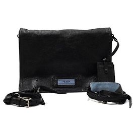 Prada Borsa a tracolla e spalla Etiquette in pelle nera con patta Nero