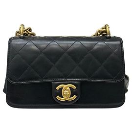 Chanel Bolsa de aba acolchoada com corrente dourada Series Preto