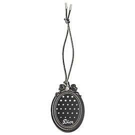Dior Pingente de bolsa Médallion em metal com acabamento prateado, pele de cordeiro com bolinhas preto e branco, pele de vitelo Branco