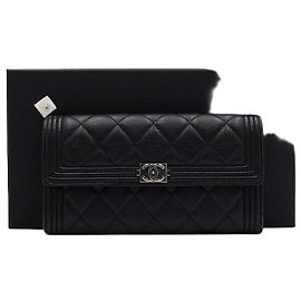 Chanel Carteira Longa com Aba Caviar Boy Black Preto