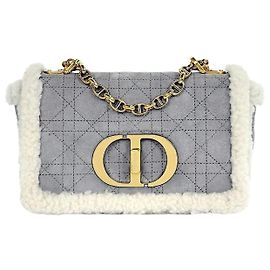 Dior Bolsa Caro Quilted em Shearling Small Gray Marrom