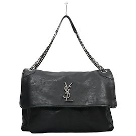 Saint Laurent Borsa a tracolla oversized in pelle d'agnello nera con catena Nero