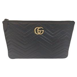 Gucci Bolsa de mão em couro preta com ferragens douradas Clutch Matelassé Preto