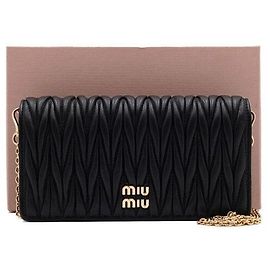 Miu Miu Bolsa de telefone de ombro e transversal em couro napa matelassé com corrente dourada Preto