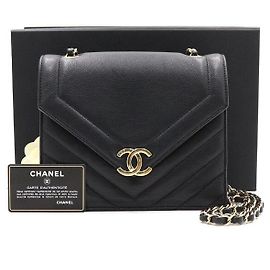 Chanel Bolsa de ombro e crossbody Medium com aba Chevron e corrente Preto