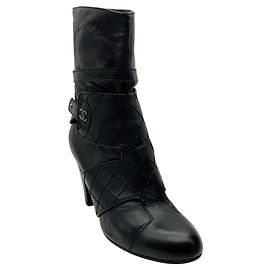 Botas de cano curto Chanel em couro acolchoado preto Preto