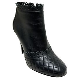 Botas de cano curto Chanel em couro preto com borda recortada e bico acolchoado Preto