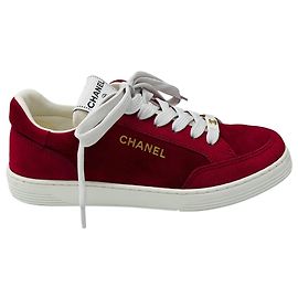 Baskets basses Chanel en daim rouge Rouge