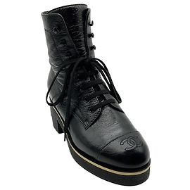 Botas de combate con cordones de piel charolada arrugada negra Chanel Negro
