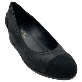 Escarpins compensés Chanel en cuir noir / daim Noir