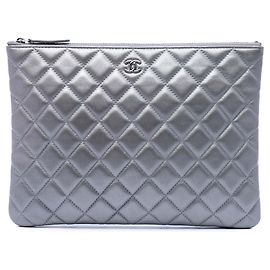 Clutch Chanel Medium Quilted Metallic Lambskin O Case Silver Prata