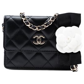 Bolsa Crossbody com Corrente Chanel em pele de cordeiro acolchoada preta com laço Camélia e porta-cartões Preto