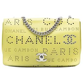 Bolsa Tiracolo com Aba Chanel em couro de bezerro perfurado amarelo com ilhoses de logo Amarelo
