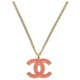 Collier pendentif émaillé Chanel CC plaqué or doré Doré