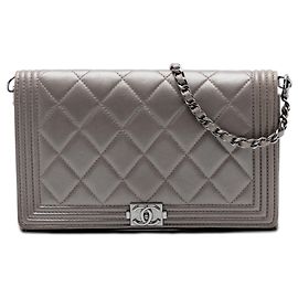 Bolsa de ombro Chanel Boy Clutch On Chain em pele de cordeiro metálica acolchoada castanha Marrom