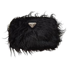 Prada Clutch aus schwarzem Kunstpelz Schwarz