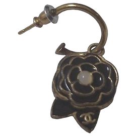 Orecchino Chanel Camelia con logo CC Nero Bianco D'oro