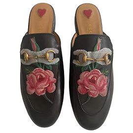 Gucci Princetown Mules en cuir noir brodées rose Noir Rose