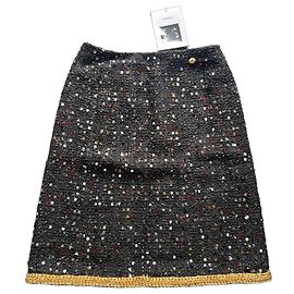 Gonna Chanel nera con paillettes multicolore e bordo dorato Nero Multicolore D'oro