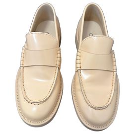 Chanel Mocasines de piel charol beige Beige