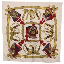 Hermès Lenço HERMES Carre 90 « GRAND UNIFORME » Seda Bege Auth 194426 Bege