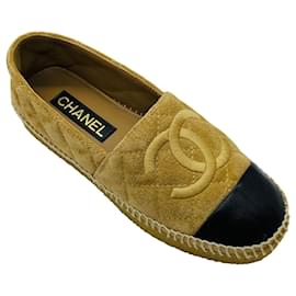 Espadrillas basse Chanel in pelle e camoscio trapuntato Tan / Black con punta rinforzata e logo CC impresso Cammello