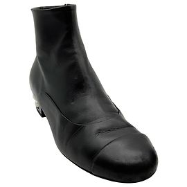 Chanel Stiefeletten aus schwarzem Leder mit perlenbesetztem Absatz Schwarz