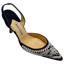 Manolo Blahnik Navy Blue / White Embroidered Linen Slingback Pumps Navy blue