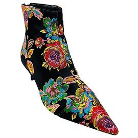 Botas de cano curto Alexandre Birman em cetim jacquard floral multicolorido preto Multicor