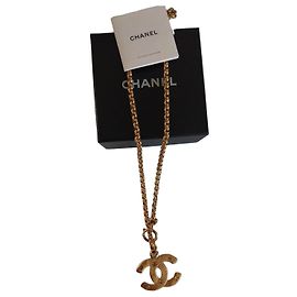 Colar Chanel com pendente do logótipo CC dourado Dourado