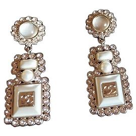 Brincos Chanel em metal dourado e pérolas Branco Gold hardware