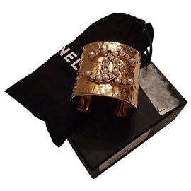 Bracciale cuff Chanel CC perle e strass dorati D'oro