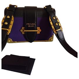 Borsa a tracolla Prada Cahier in pelle Saffiano Viola + Nero Nero Porpora