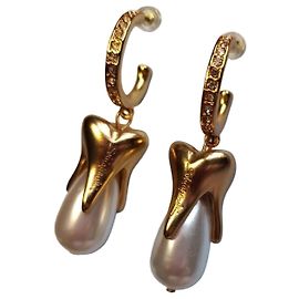 Autre Marque Schiaparelli Pendientes de perla y motivo de diente Blanco Dorado