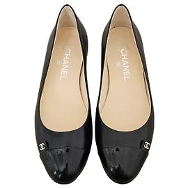 Sapatilhas Chanel em couro preto Preto