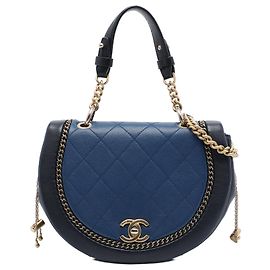 Bolsa Saddle Chanel Blue Small em pele de cordeiro acolchoada com detalhe de corrente Azul