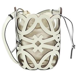 Bolsa de Ombro Loewe Anagram com Bolsos Cut-Out Branco