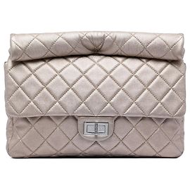 Pochette Roll Reissue 2.55 Chanel Large en veau iridescent matelassé Or Doré