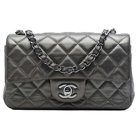 Bolsa Tiracolo Chanel Mini Rectangular Classic em pele de cordeiro metalizada cinza com aba única Cinza