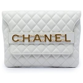 Clutch Chanel em couro de bezerro matelassê branco com logo e corrente Branco
