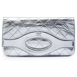 Chanel 31 Clutch aus metallischem gestepptem Kalbsleder in Silber Silber