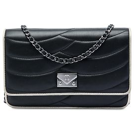 Borsa a tracolla Chanel Pagoda Wallet On Chain in pelle d'agnello nera Nero
